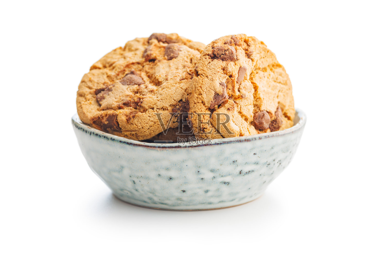 碗里的甜巧克力饼干被隔离在白色的背景上。照片摄影图片