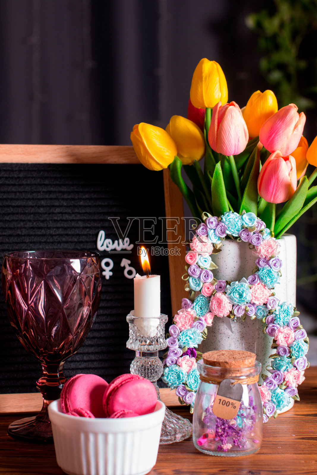 祝贺3月8日国际妇女节。贺卡，一杯热饮，鲜花和甜蜜的粉红色蛋糕照片摄影图片