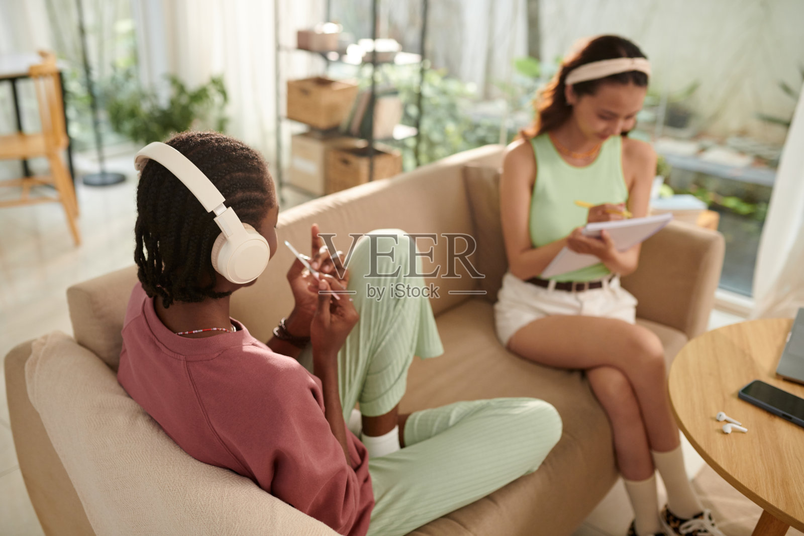 轻松女孩锉指甲照片摄影图片