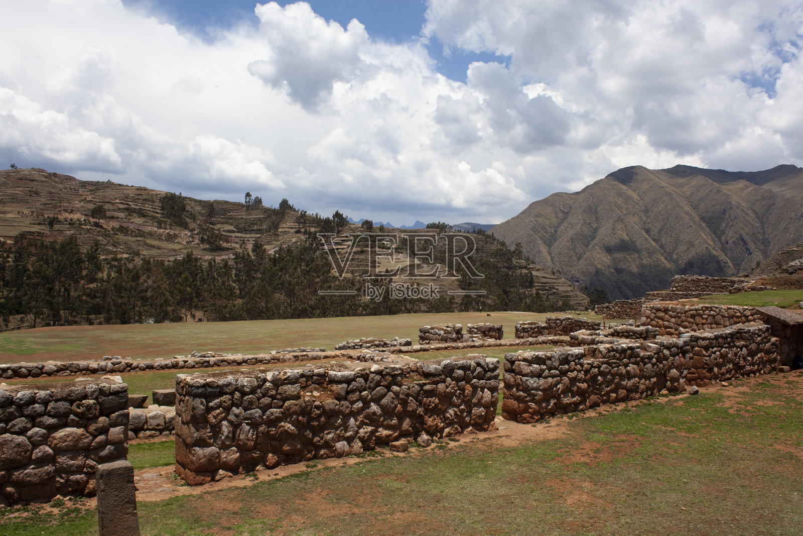 秘鲁印加山谷小道上的印加古城照片摄影图片