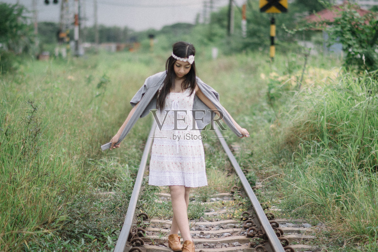 穿白裙子的泰国女友照片摄影图片