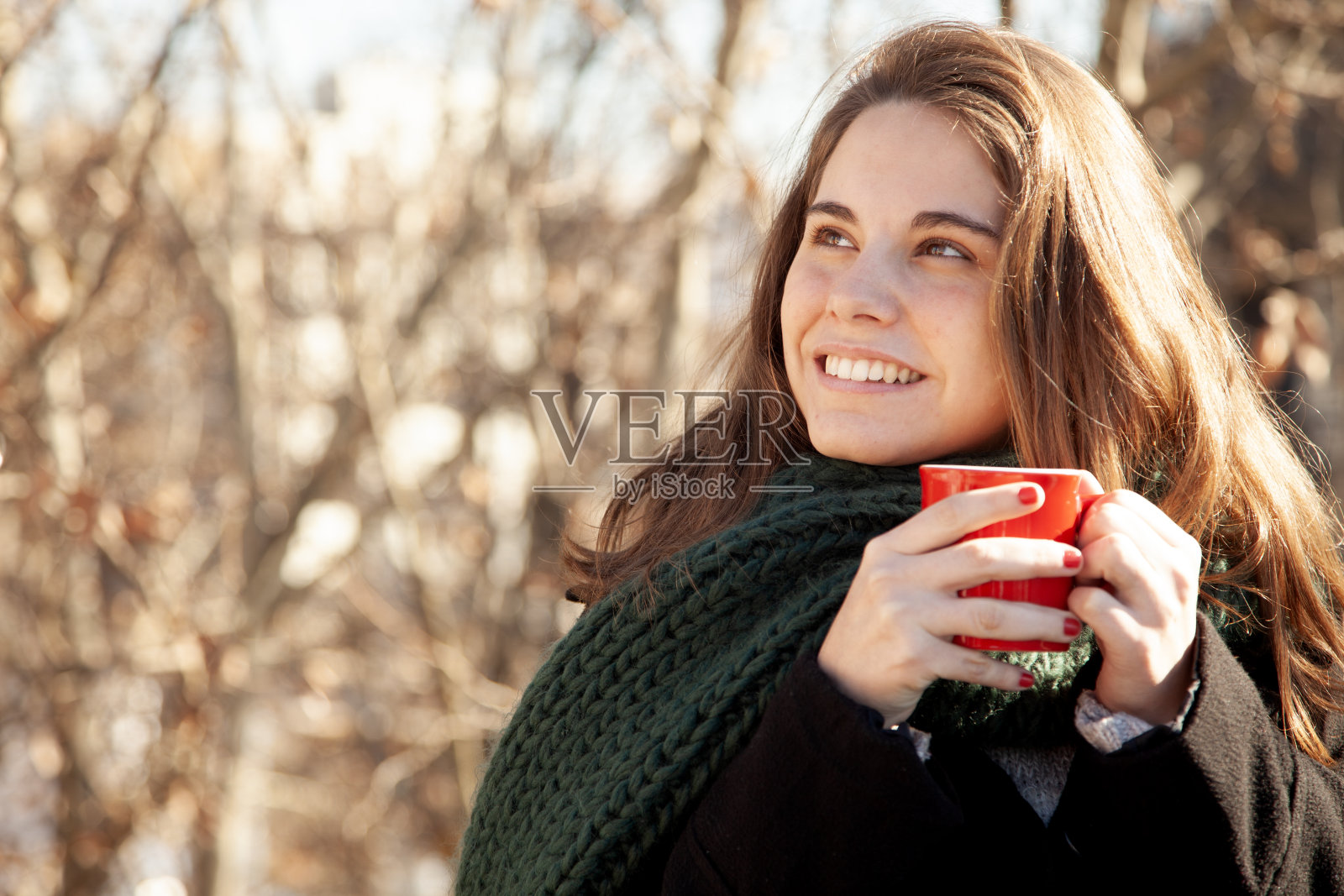 喝咖啡的年轻女子照片摄影图片