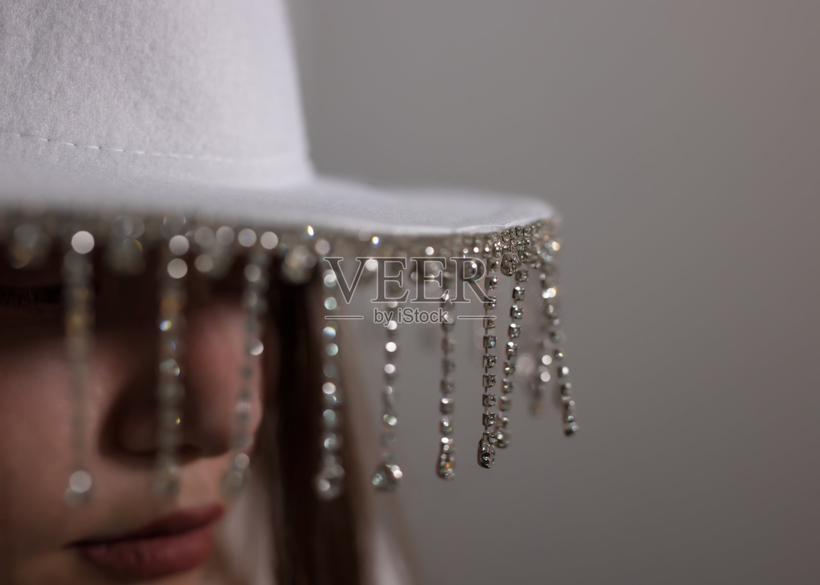 戴着白帽子戴着珠宝的时髦女人照片摄影图片