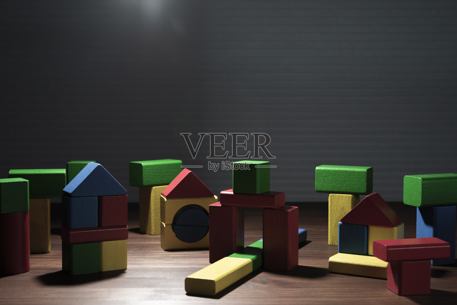 桌子上的积木的城市景观照片摄影图片