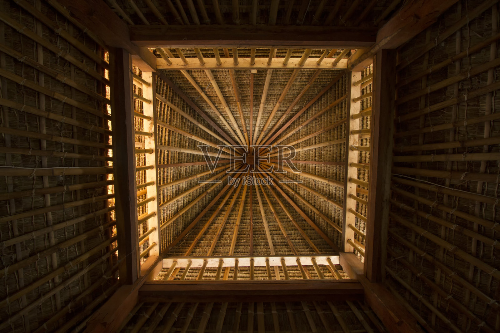 sasak sade村传统房屋的茅草或稻草屋顶的底部视图照片摄影图片