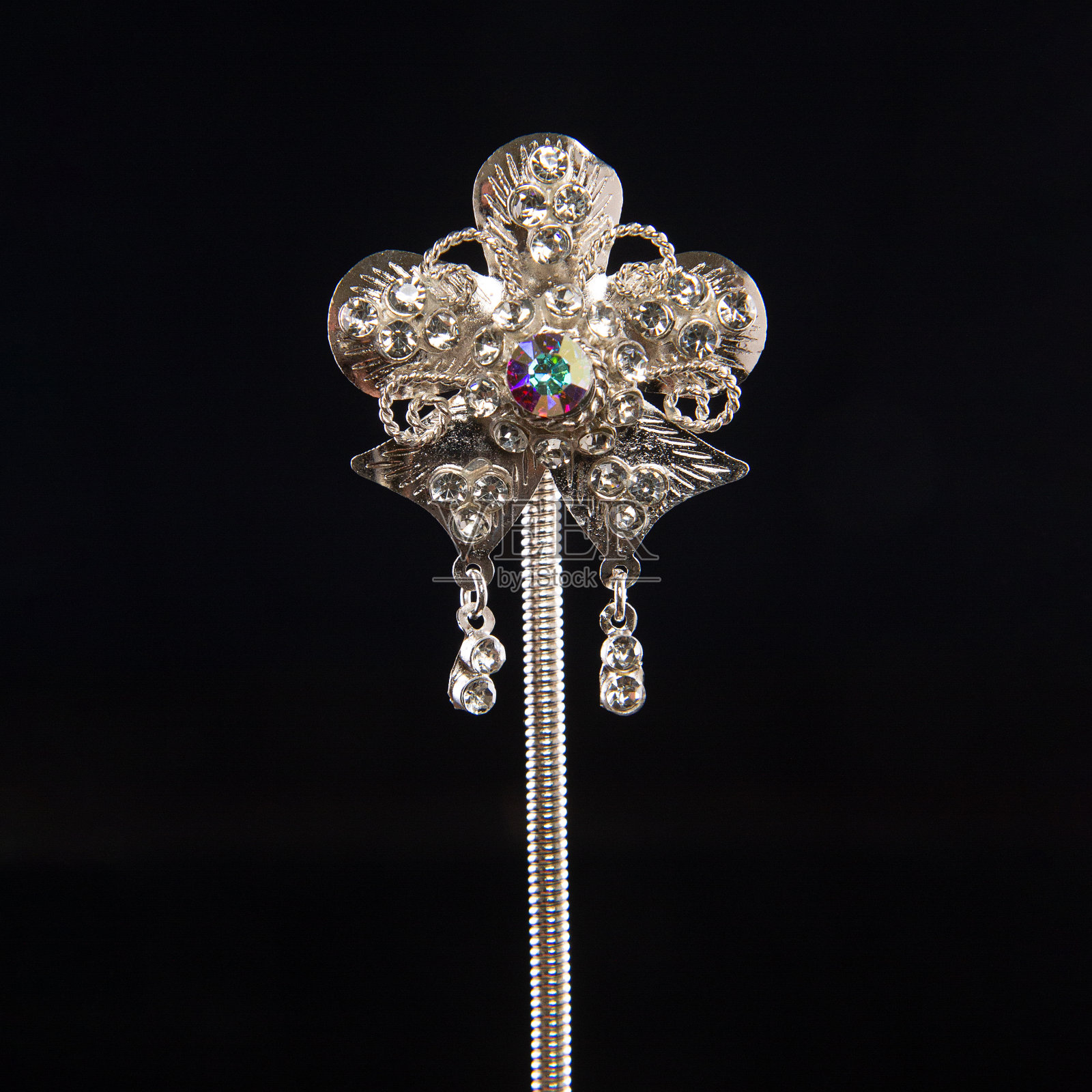 昆杜克精神，传统的新娘头发装饰孤立的黑色背景照片摄影图片