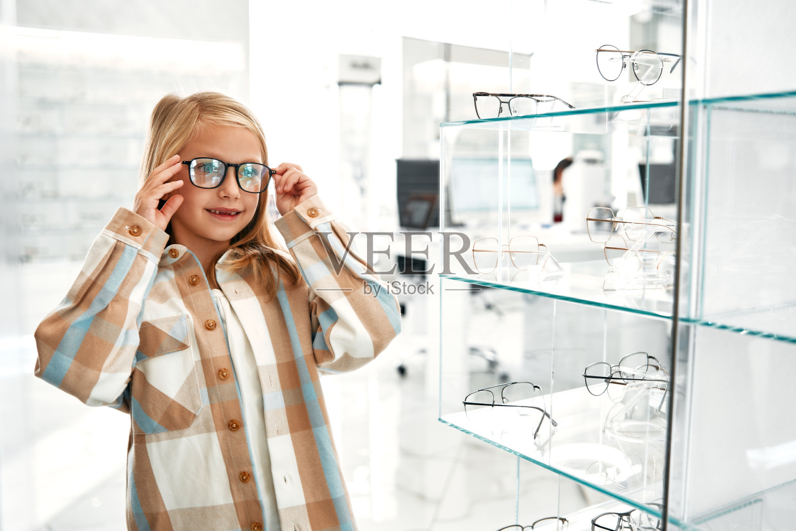 由眼科医生配戴眼镜和检查眼睛照片摄影图片