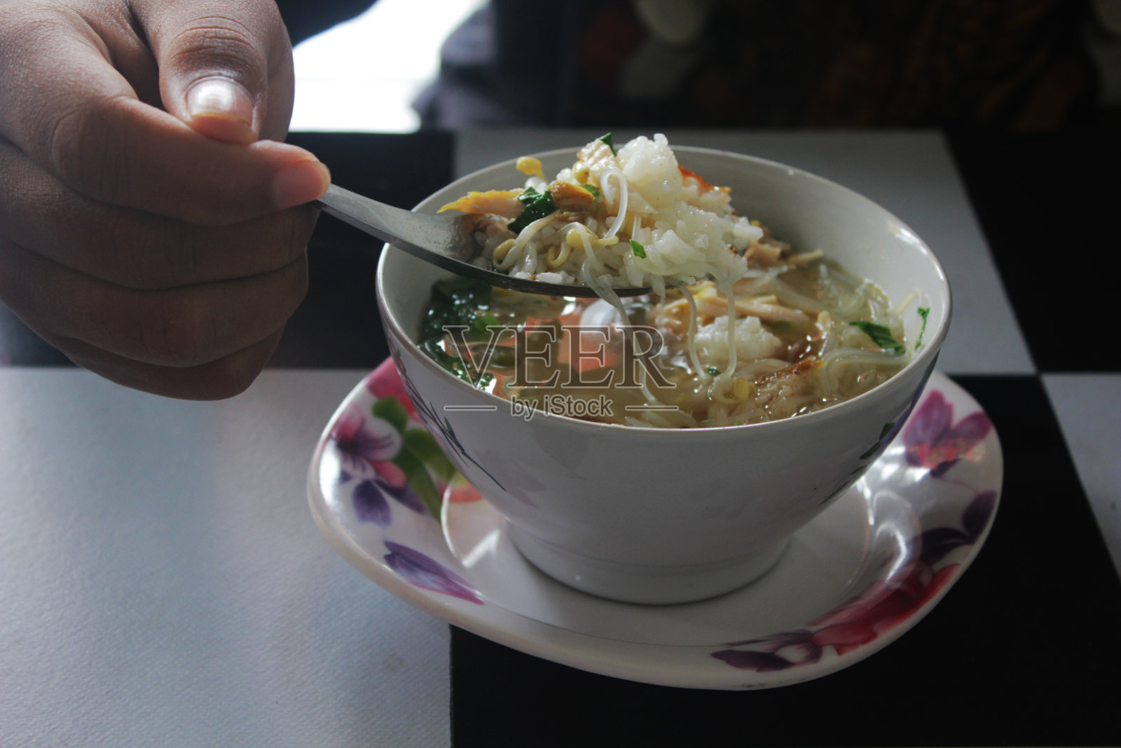 年轻人吃索托照片摄影图片