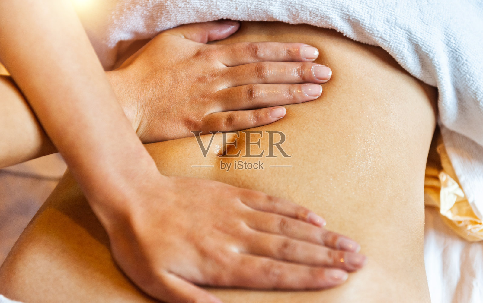 正在接受专业腹部按摩的女士照片摄影图片