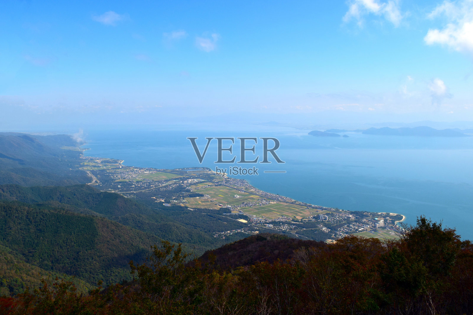 琵琶湖和滋贺县的街道。照片摄影图片