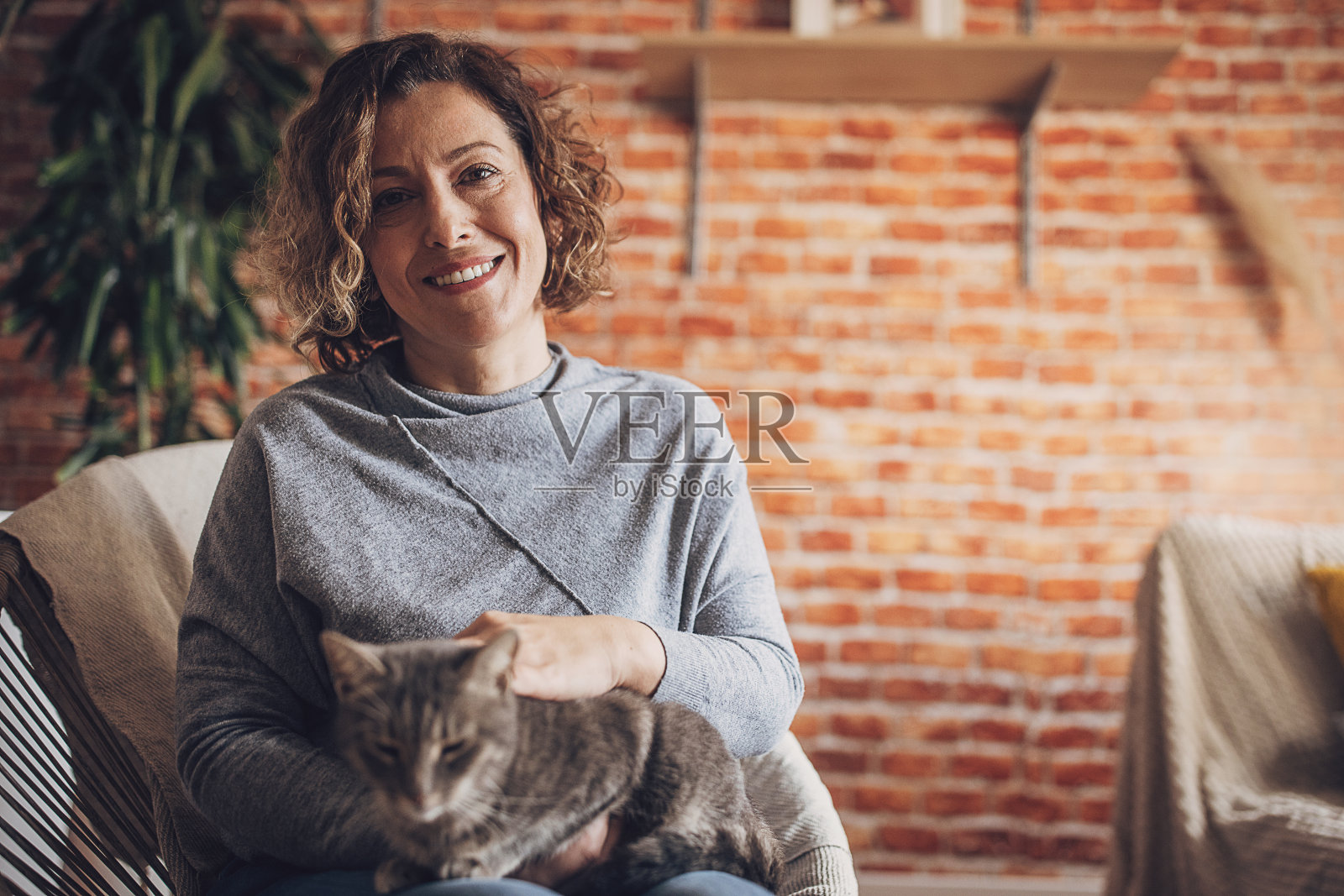 中年女性在家休息照片摄影图片