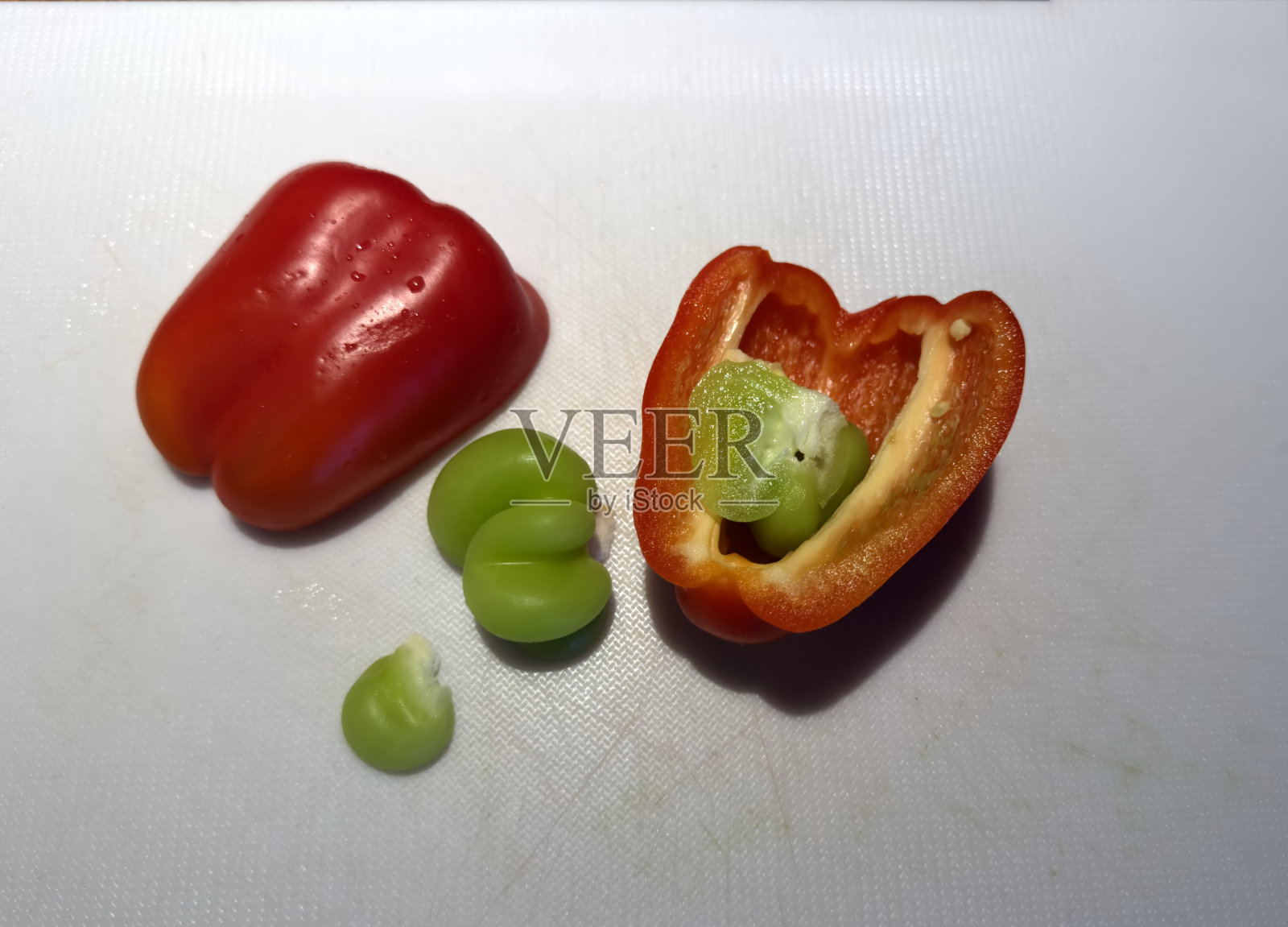 新生长的红辣椒照片摄影图片