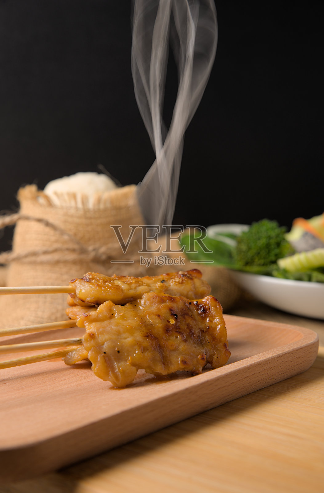 在泰国很容易找到的糯米烤猪肉。照片摄影图片