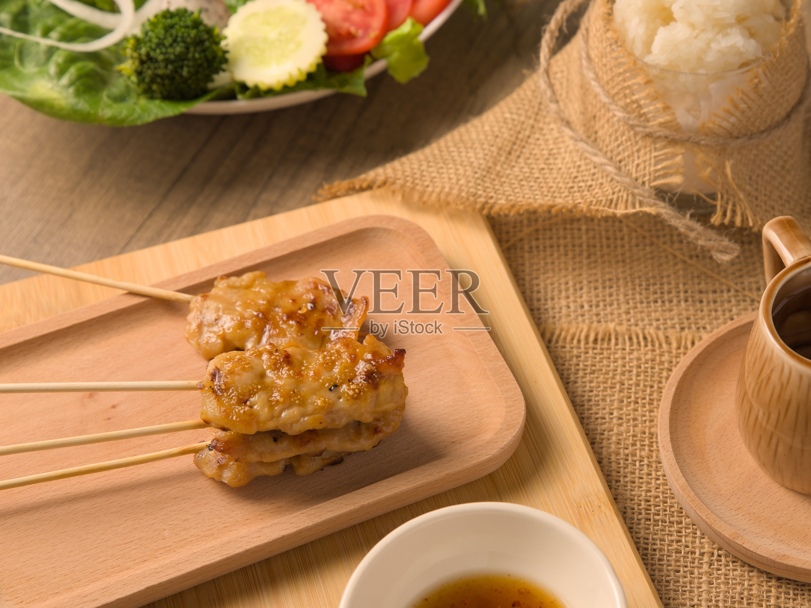 在泰国很容易找到的糯米烤猪肉。照片摄影图片