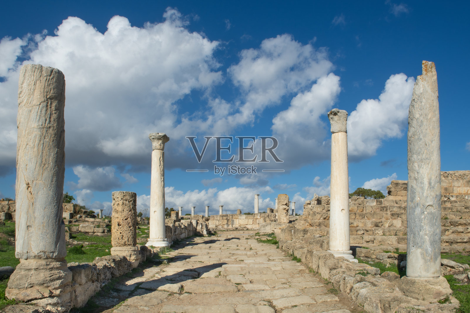 塞浦路斯萨拉米斯古城的圆柱和废墟。萨拉米斯遗址，法马古斯塔，北塞浦路斯土耳其共和国，塞浦路斯。萨拉米斯古城遗址旅游区。照片摄影图片