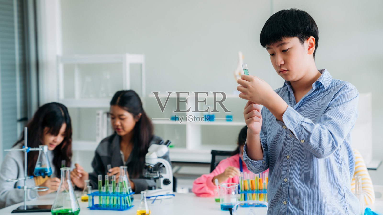 小班小朋友动手做科学实验的肖像。学生通过互动和吸引人的实验发现科学的奇迹。照片摄影图片