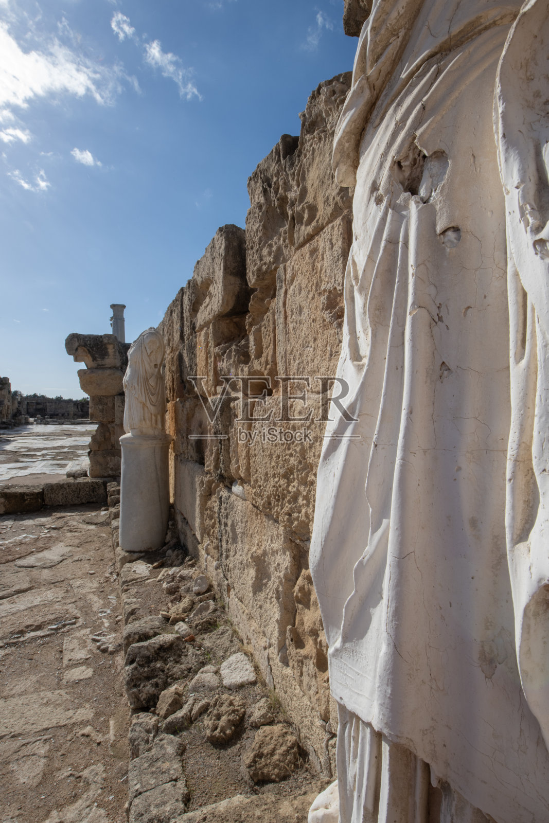 塞浦路斯萨拉米斯古城的圆柱和废墟。萨拉米斯遗址，法马古斯塔，北塞浦路斯土耳其共和国，塞浦路斯。萨拉米斯古城遗址旅游区。照片摄影图片