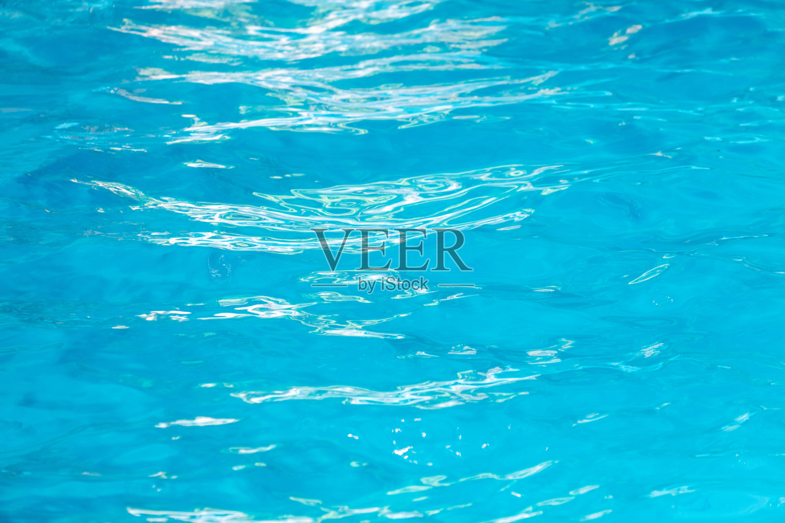 湛蓝的池水作为抽象的背景。纹理照片摄影图片