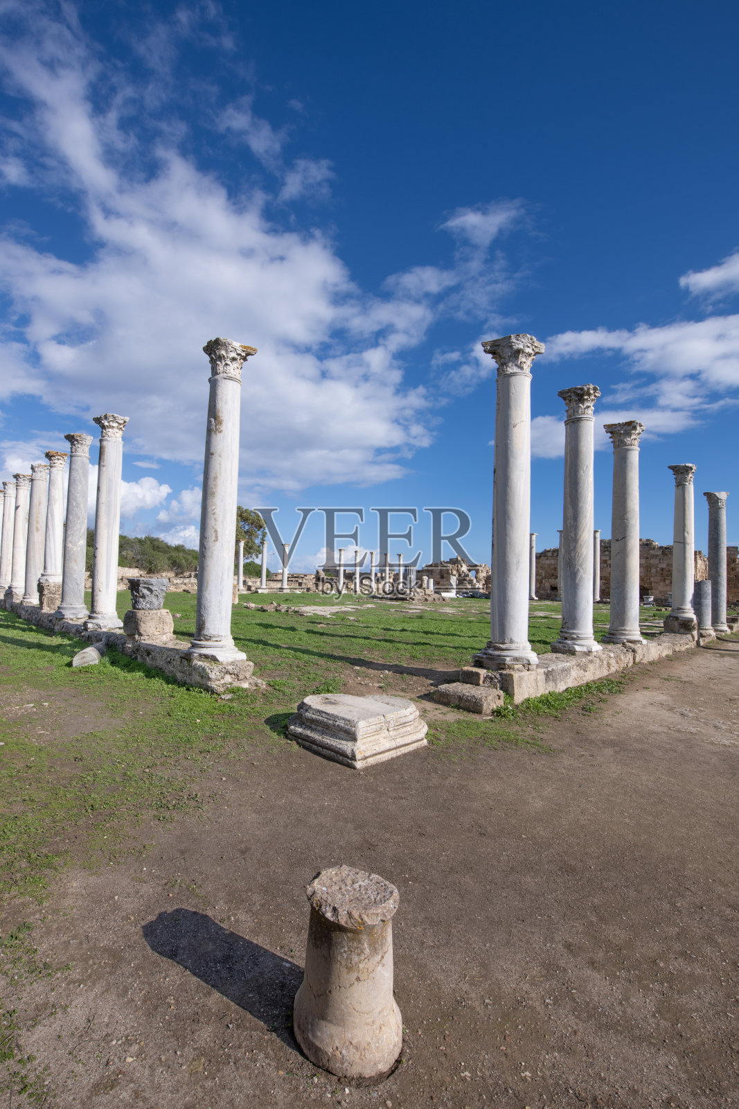 塞浦路斯萨拉米斯古城的圆柱和废墟。萨拉米斯遗址，法马古斯塔，北塞浦路斯土耳其共和国，塞浦路斯。萨拉米斯古城遗址旅游区。照片摄影图片