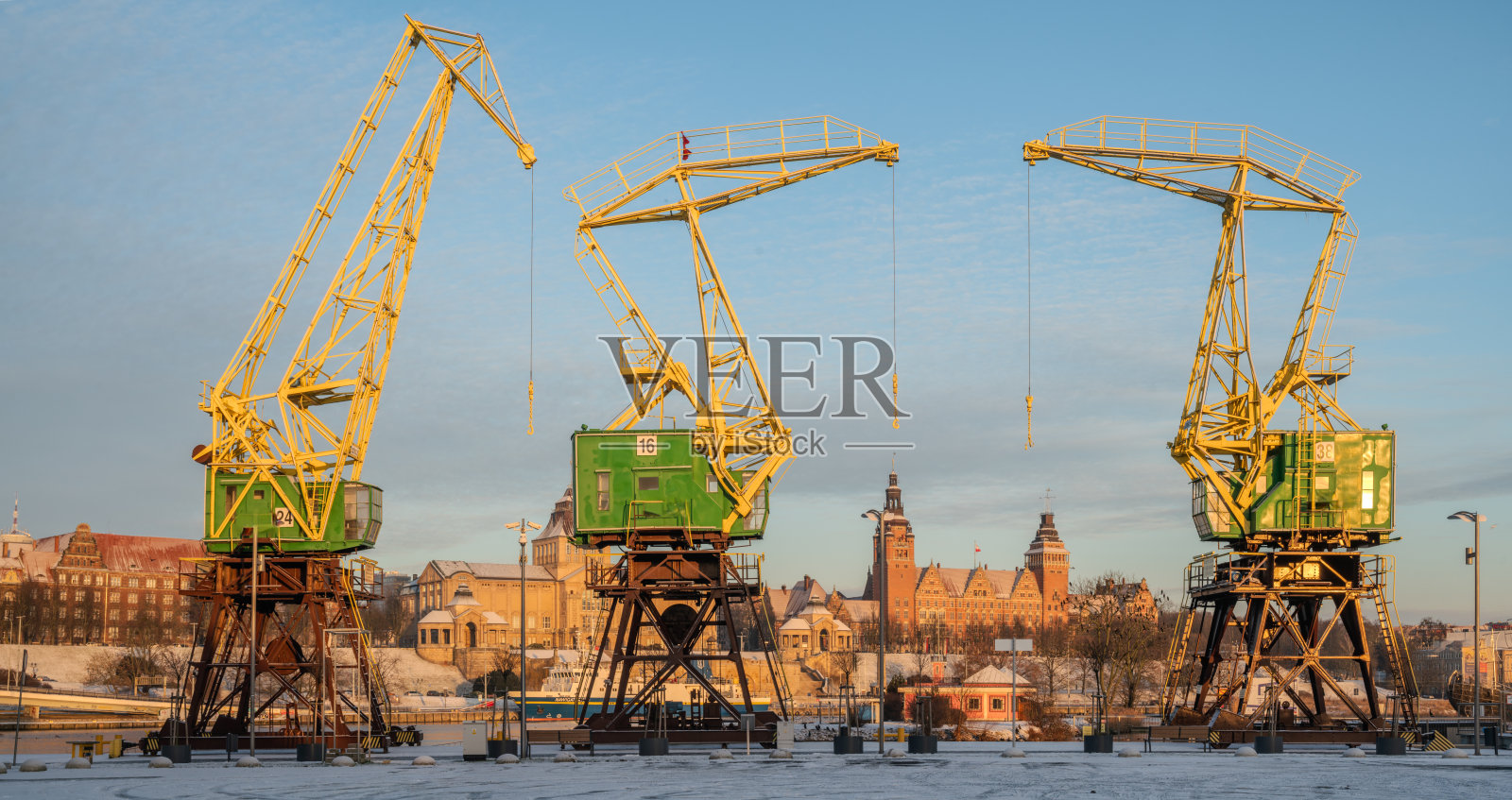 波兰什切青，历史悠久的港口起重机装饰着城市林荫大道照片摄影图片