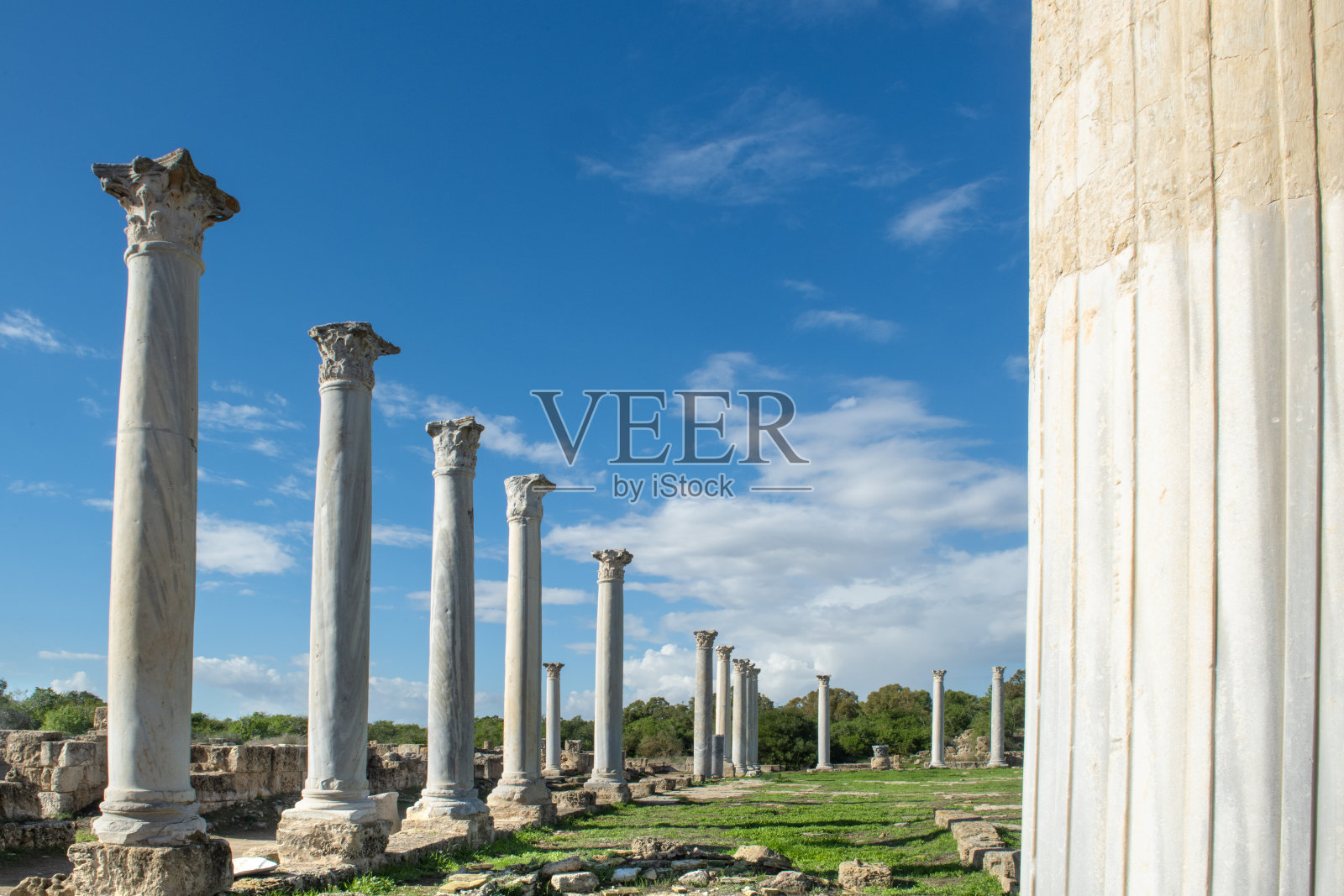 塞浦路斯萨拉米斯古城的圆柱和废墟。萨拉米斯遗址，法马古斯塔，北塞浦路斯土耳其共和国，塞浦路斯。萨拉米斯古城遗址旅游区。照片摄影图片