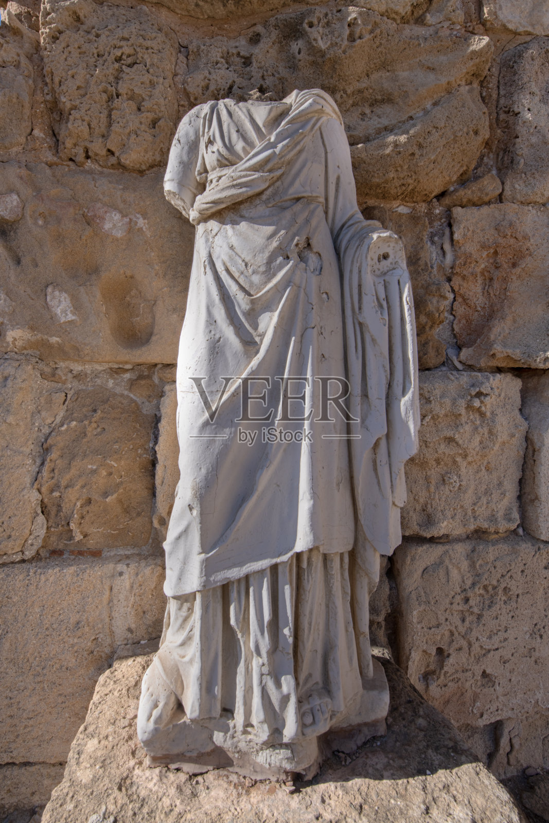 塞浦路斯萨拉米斯古城的圆柱和废墟。萨拉米斯遗址，法马古斯塔，北塞浦路斯土耳其共和国，塞浦路斯。萨拉米斯古城遗址旅游区。照片摄影图片