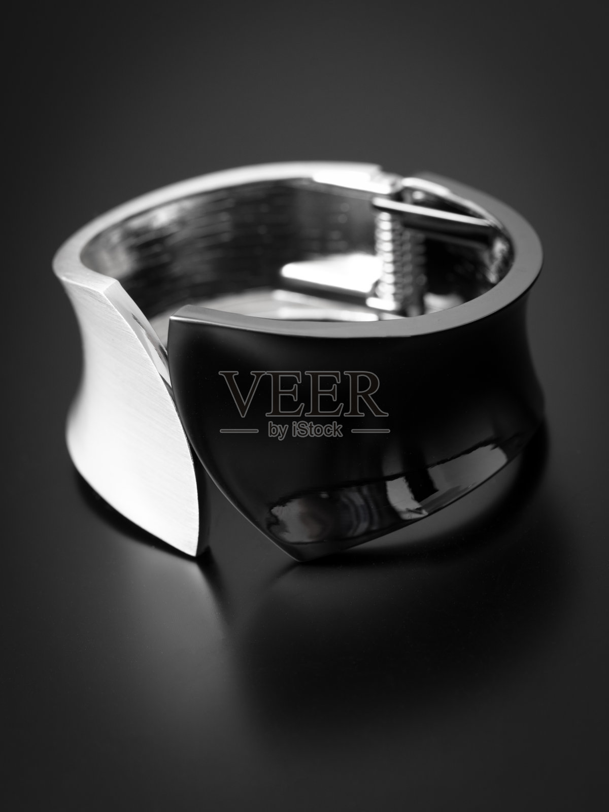 黑色手镯孤立的黑色背景照片摄影图片