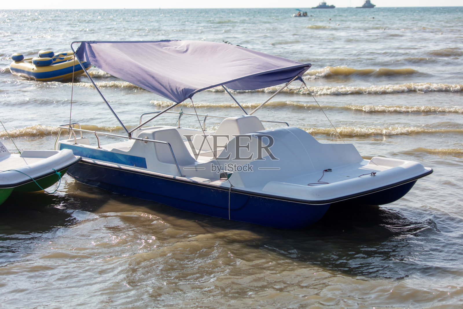 双体船漂浮在海浪上照片摄影图片