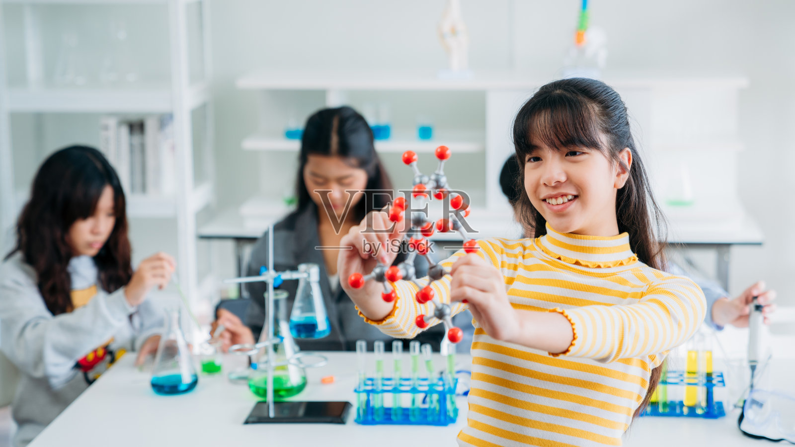 小班小朋友动手做科学实验的肖像。学生通过互动和吸引人的实验发现科学的奇迹。照片摄影图片