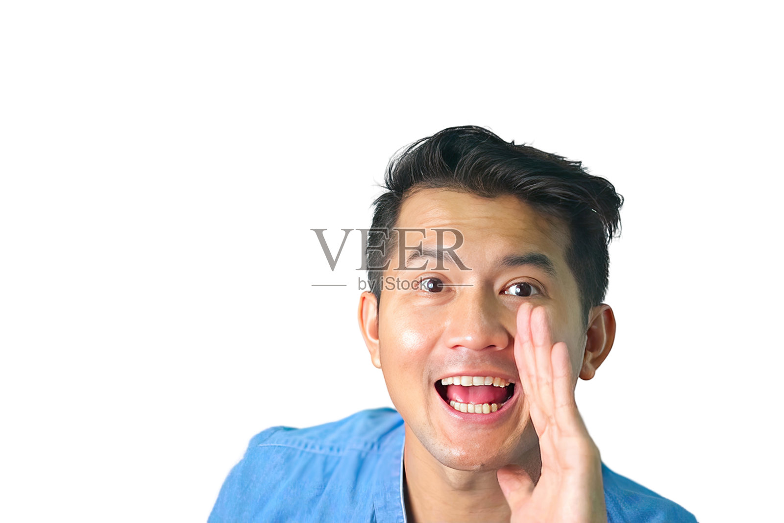 亚裔男子在白色背景下大喊孤立。照片摄影图片