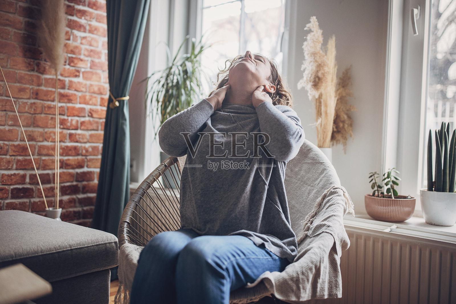 女人在家里脖子疼照片摄影图片