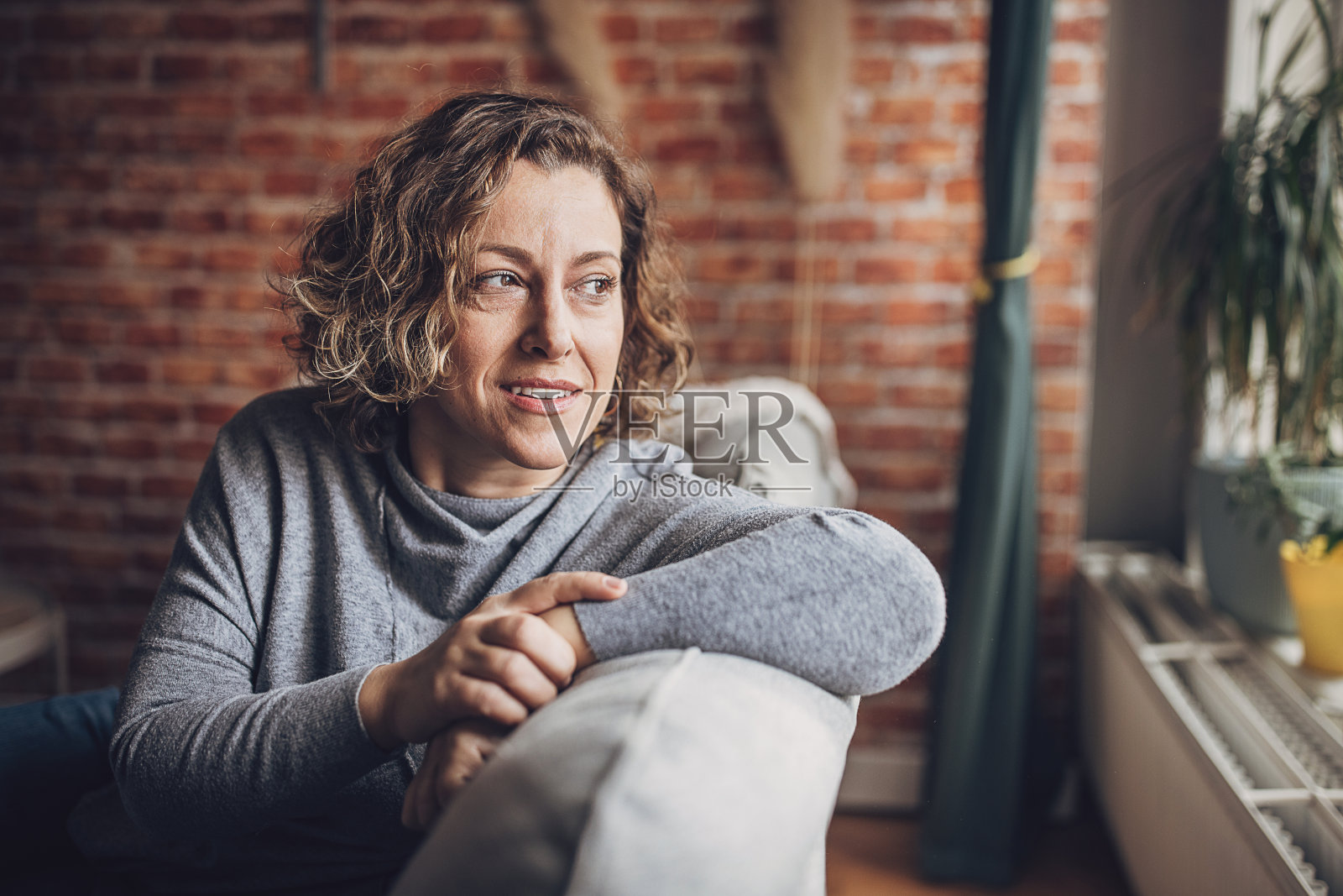 中年女性在家休息照片摄影图片