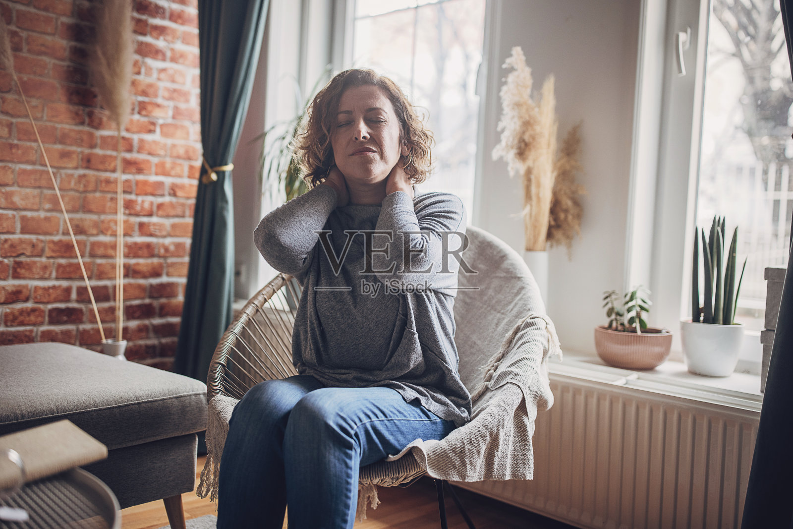 女人在家里脖子疼照片摄影图片