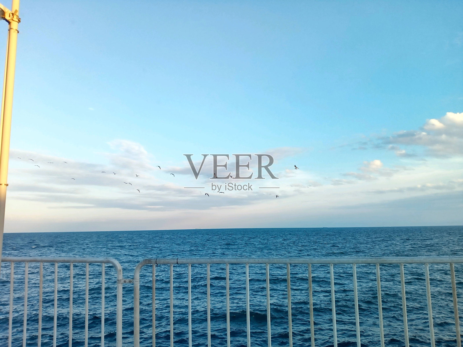 浅滩岛的海与天照片摄影图片