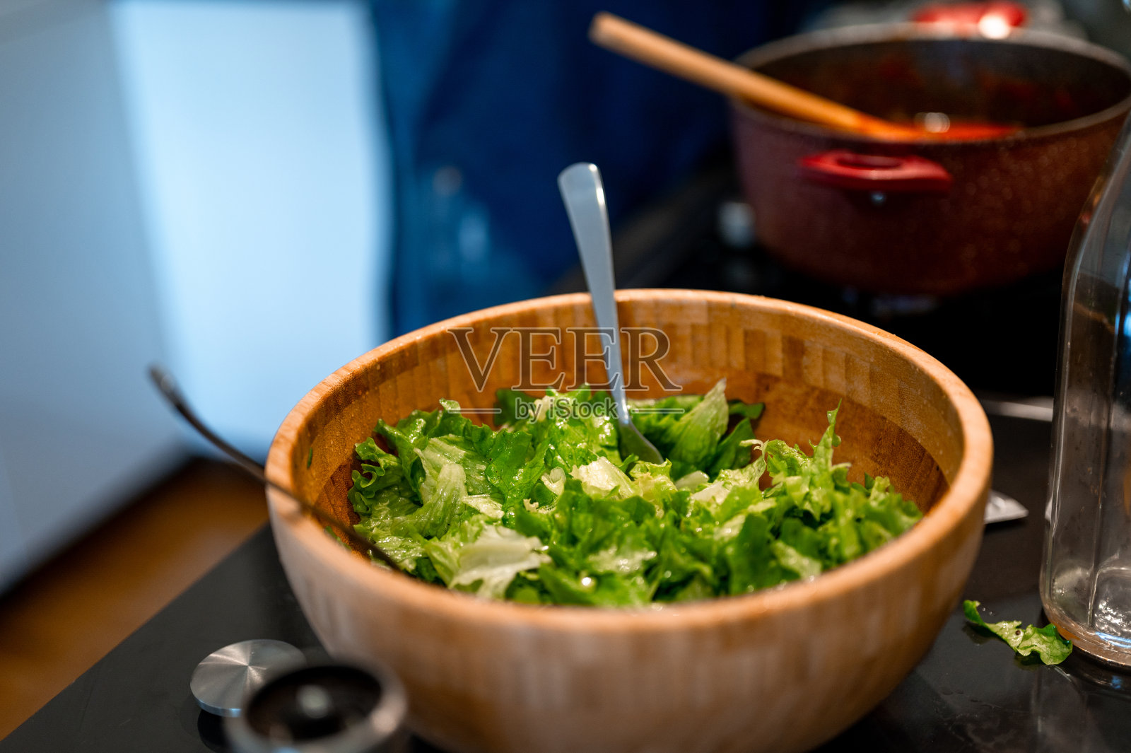 厨房柜台上有一碗沙拉照片摄影图片