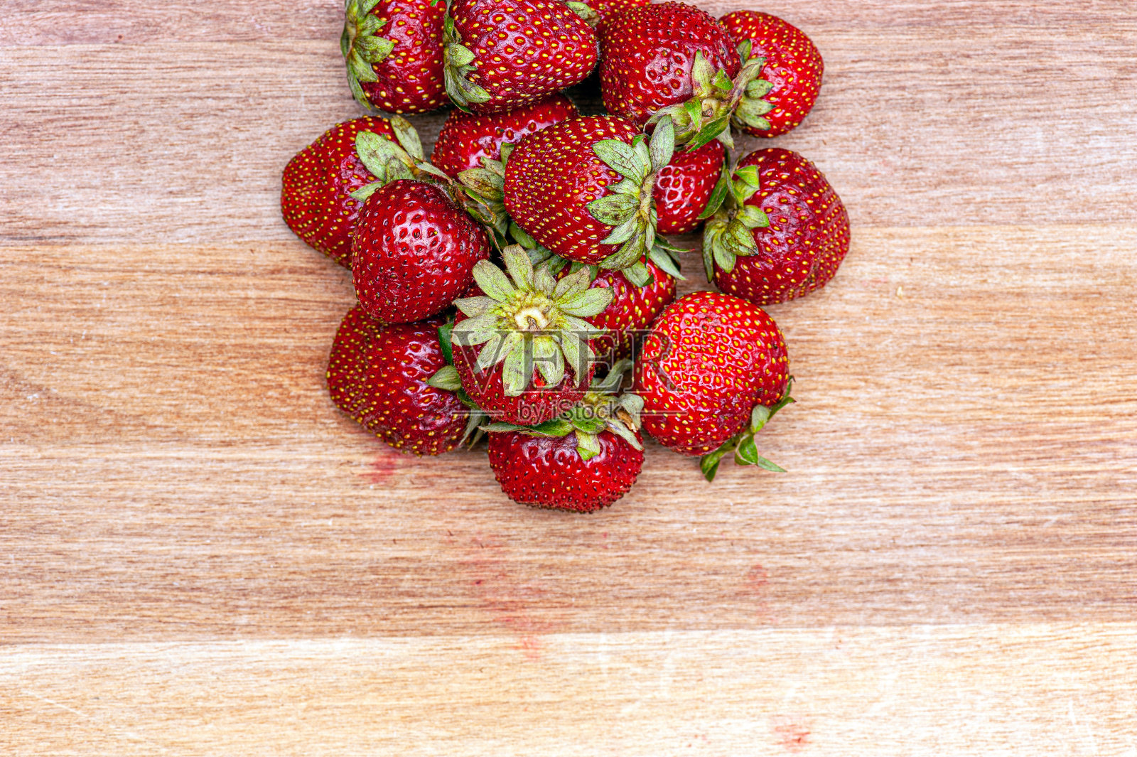 新鲜和成熟的草莓照片摄影图片