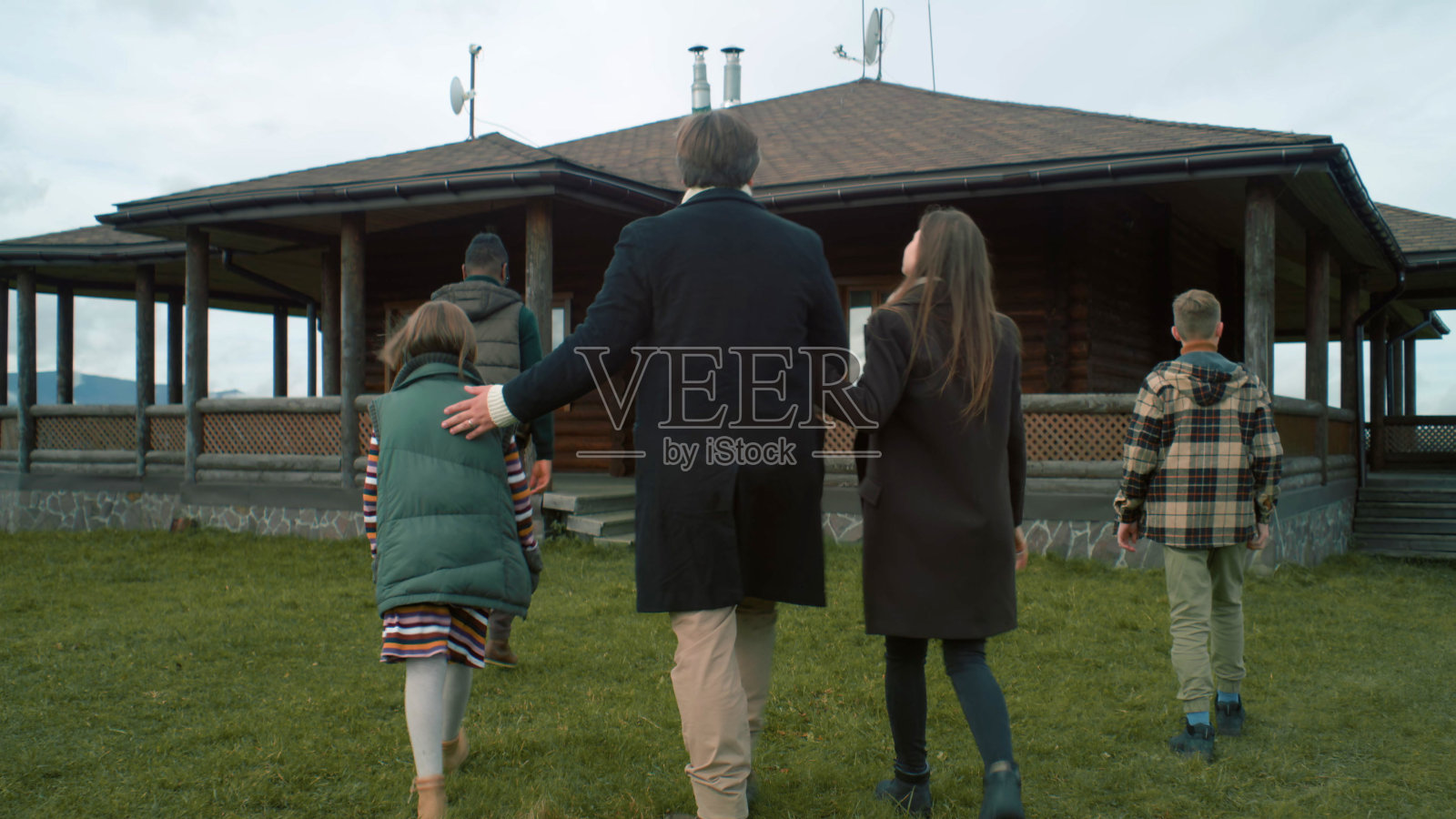 非裔美国房地产经纪人会见带孩子的夫妇照片摄影图片