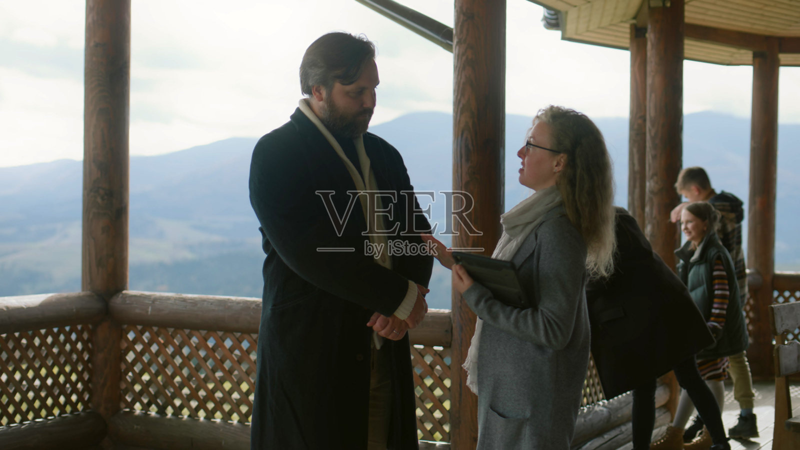 女房地产经纪人和男人谈论租或买新房的事照片摄影图片