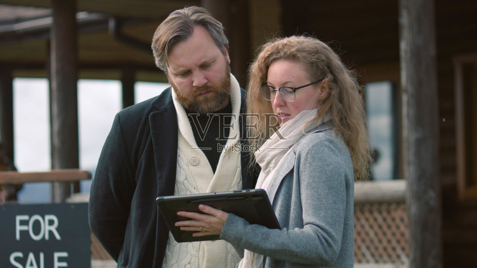 房地产经纪人向人们咨询关于购买新房子的问题照片摄影图片