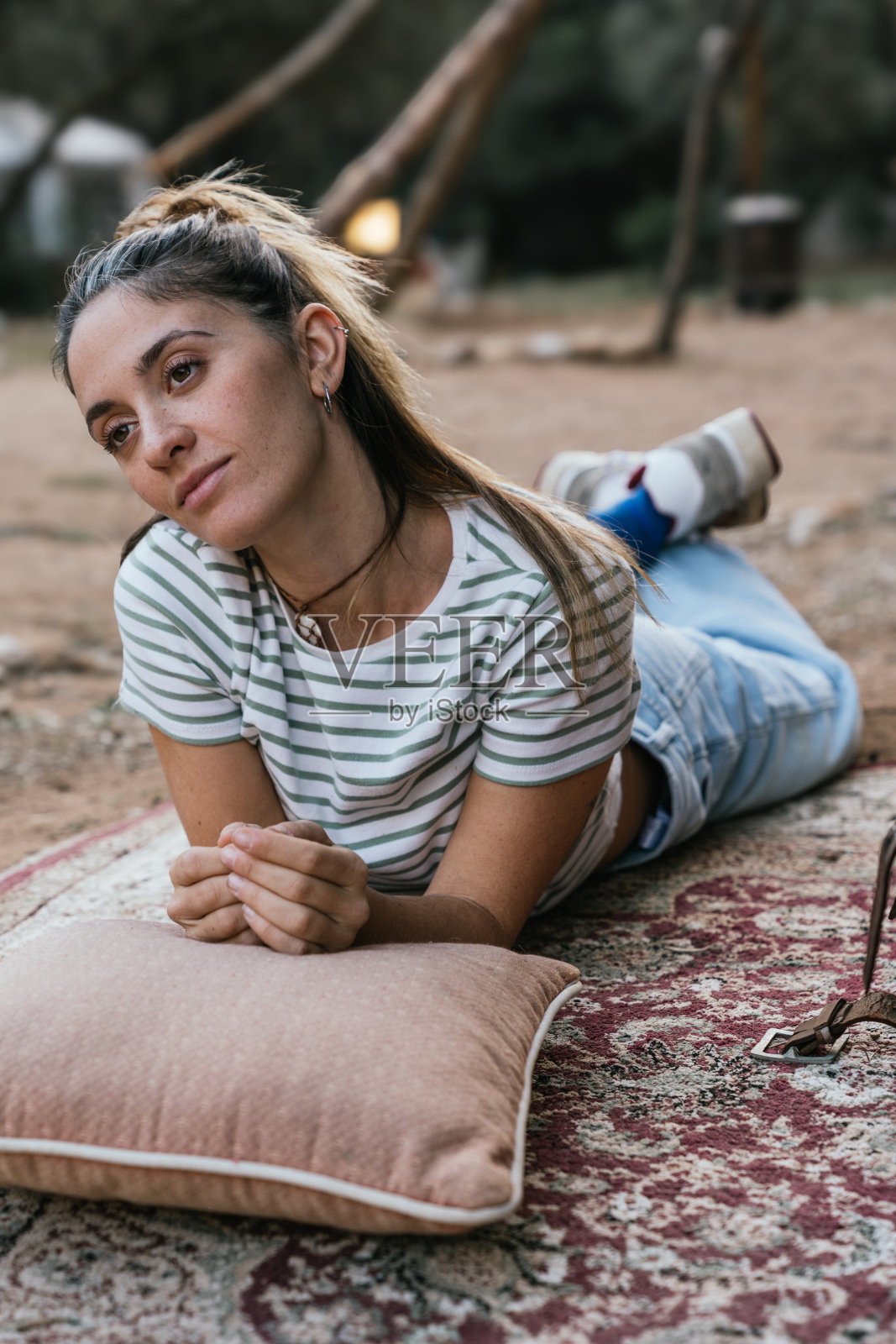 金发女孩在森林里放松照片摄影图片