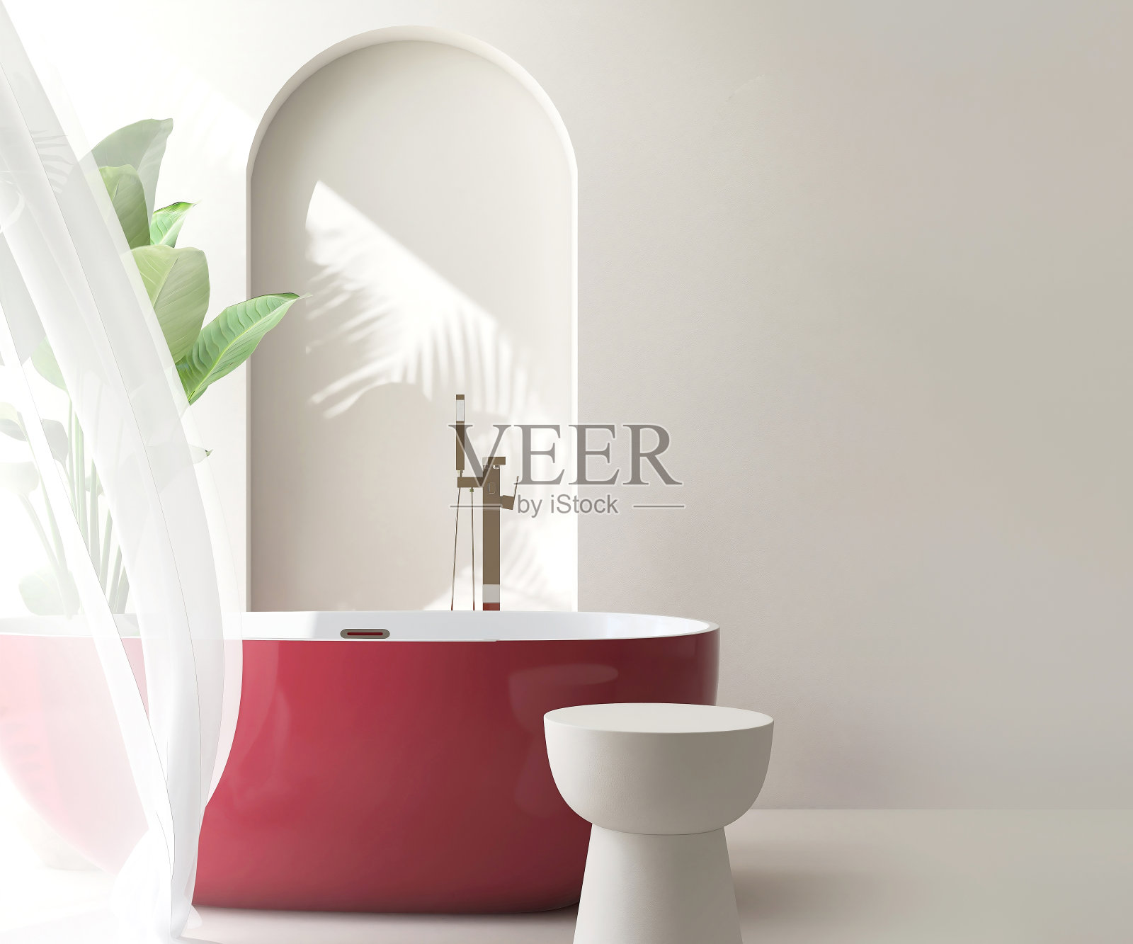 白色的圆边桌，红色的浴缸，香蕉树，阳光下豪华设计浴室里吹起的欢呼窗帘，奶油墙壁上的叶影照片摄影图片