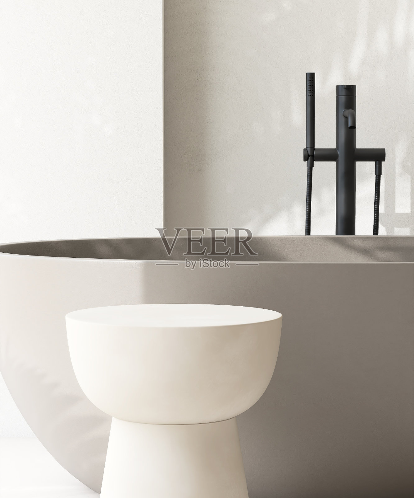 阳光下的豪华设计浴室，白色的圆桌，棕色的浴缸，墙上的棕榈叶阴影照片摄影图片