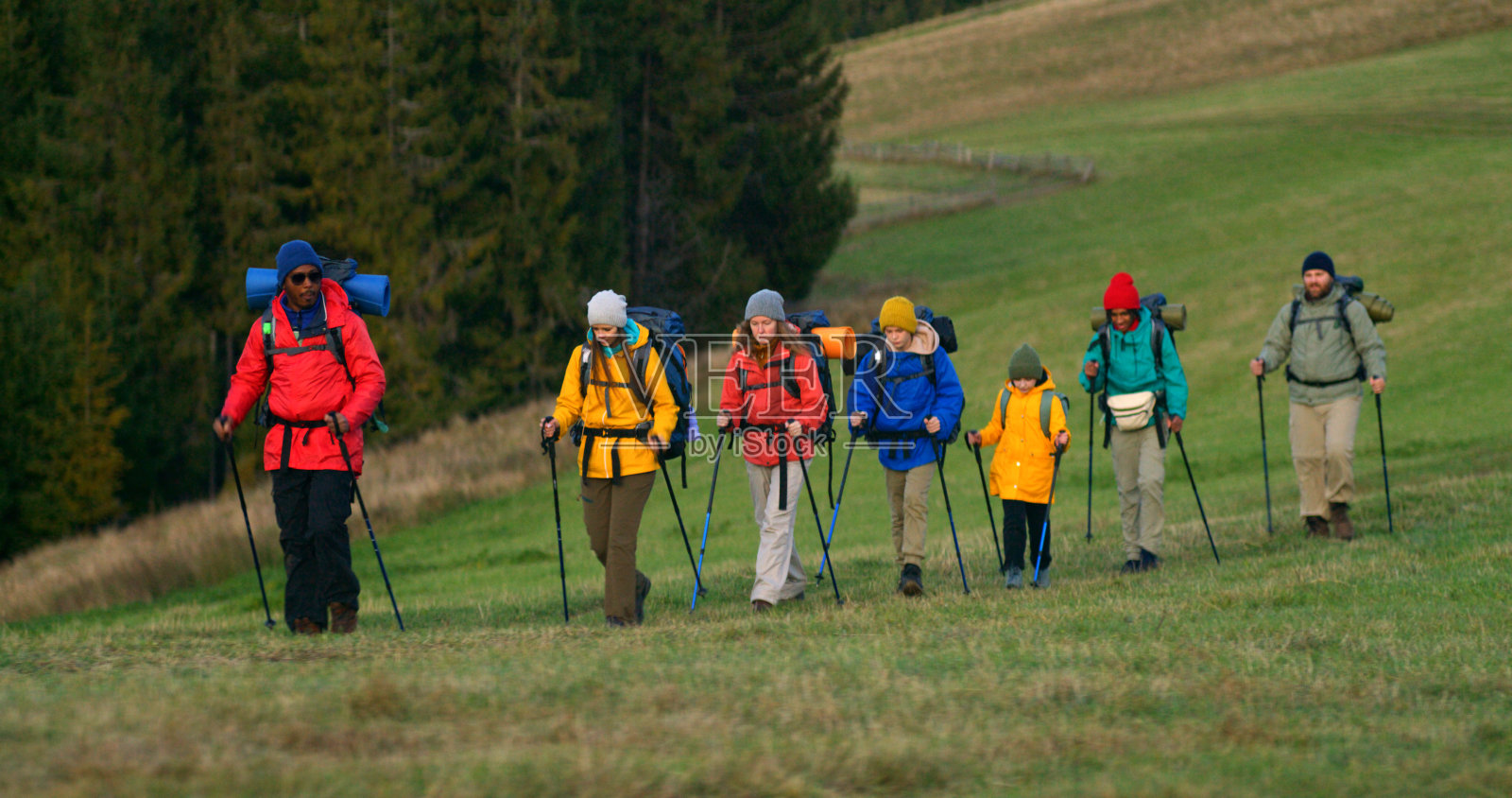 游客朋友带着跟踪杆沿着山路散步照片摄影图片