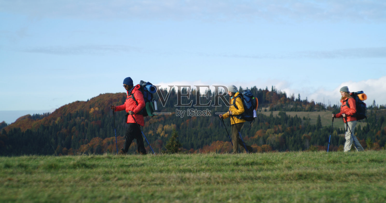 登山或探险期间的一群游客照片摄影图片