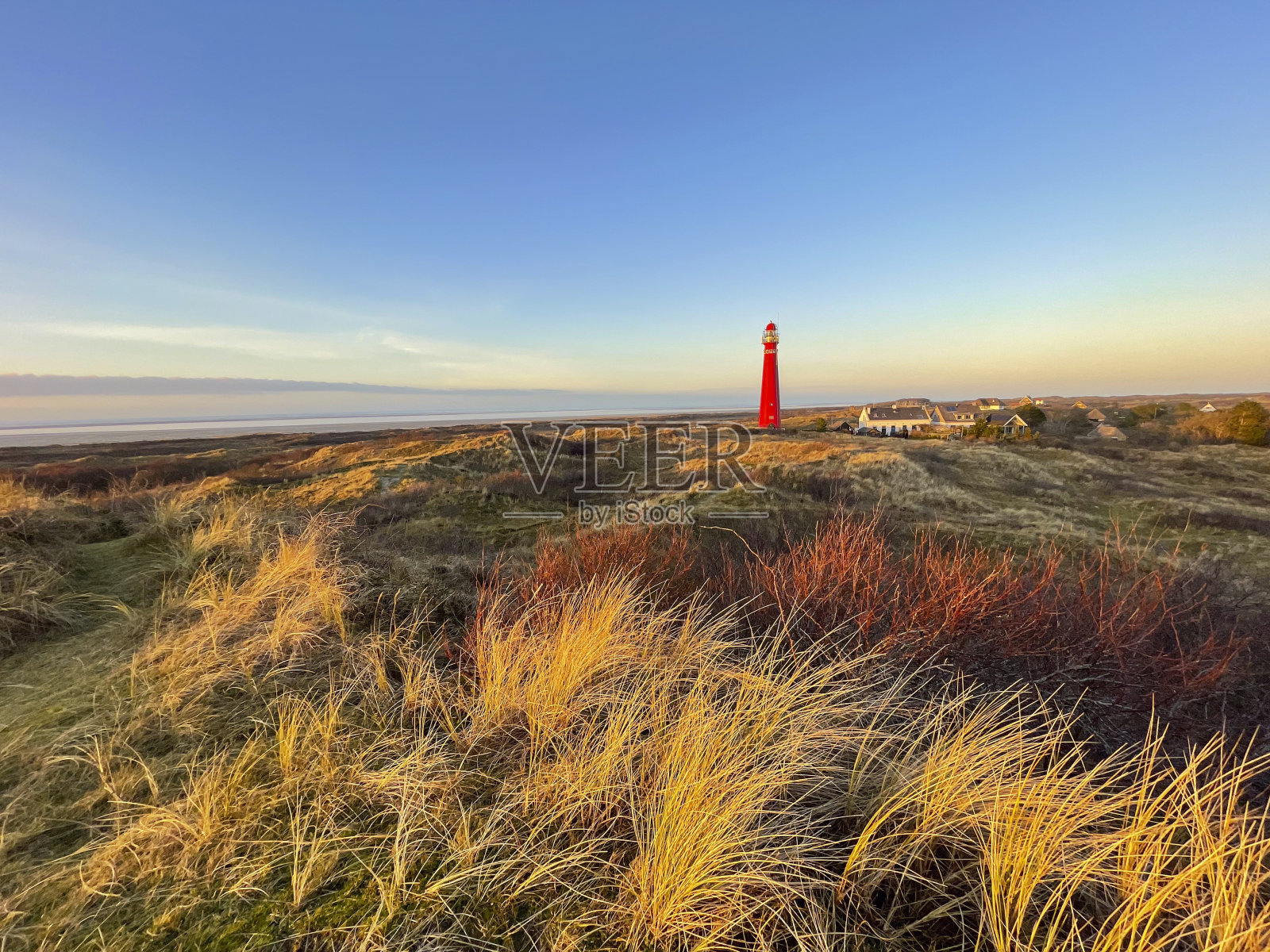 日落时分沙丘上的Schiermonnikoog岛灯塔照片摄影图片