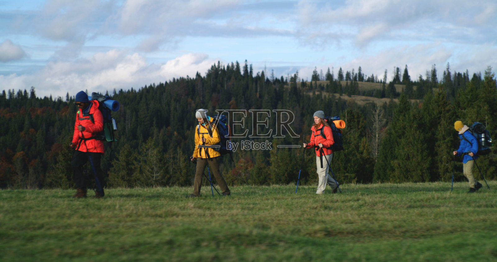 登山或探险期间的一群游客照片摄影图片