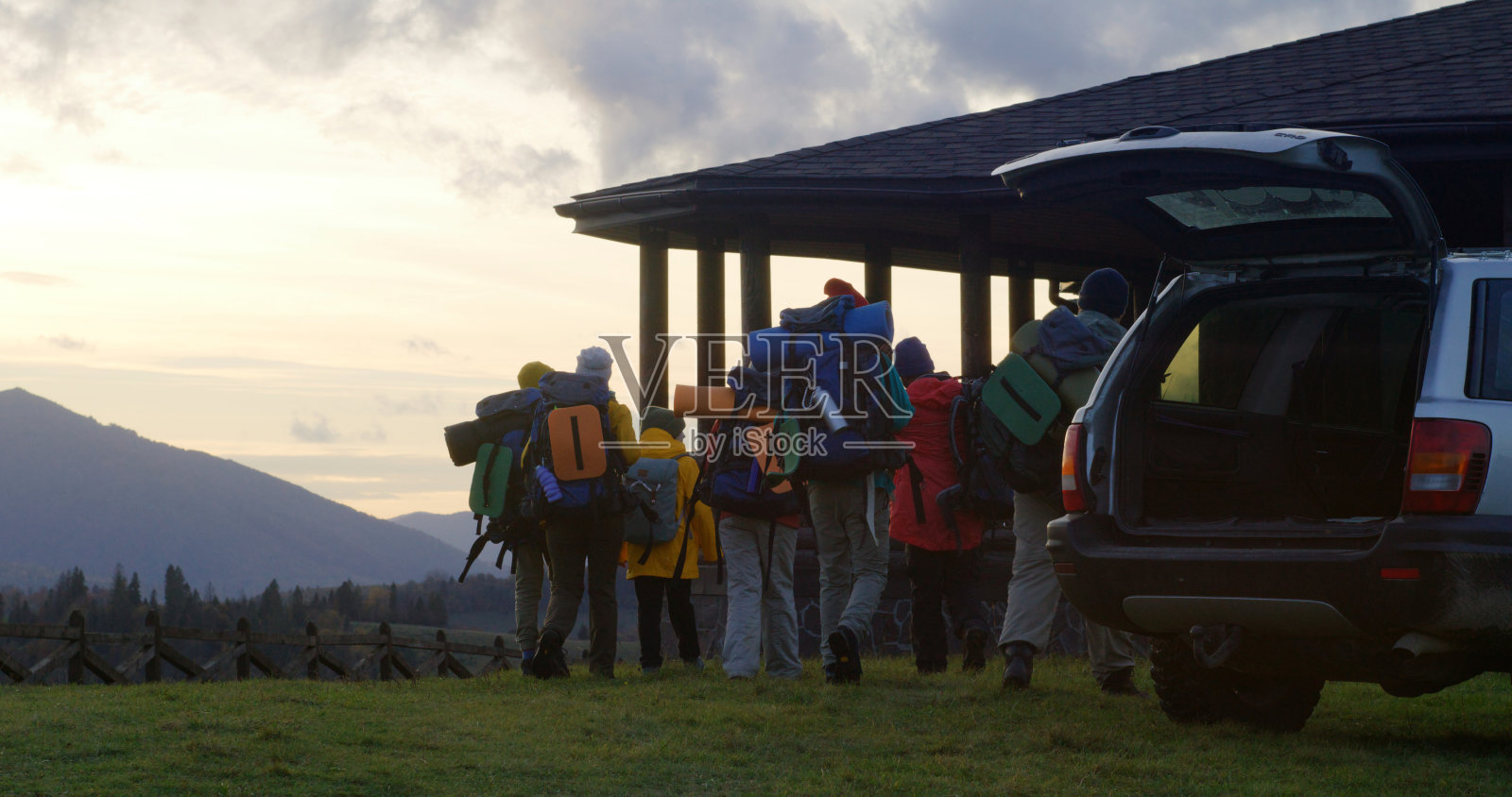 各种各样的游客朋友到达山上的出租屋照片摄影图片