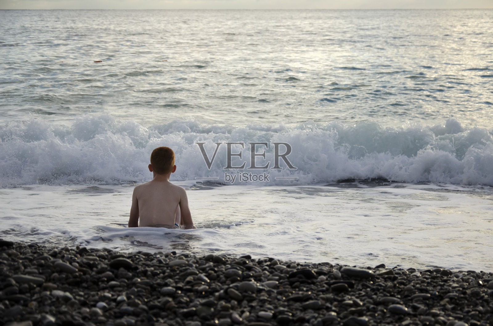 快乐的孩子在海洋上玩耍。孩子放假了，放假了照片摄影图片