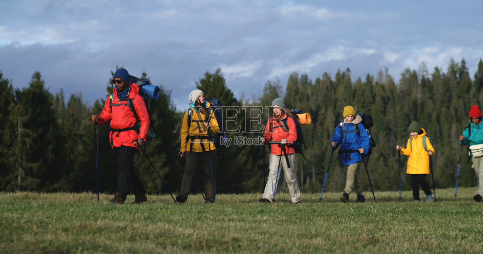 游客朋友带着跟踪杆沿着山路散步照片摄影图片