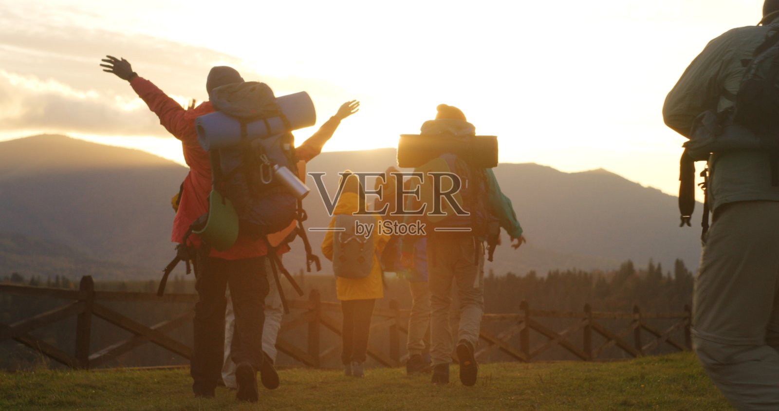 徒步旅行者带着背包和登山杖在山上徒步旅行照片摄影图片